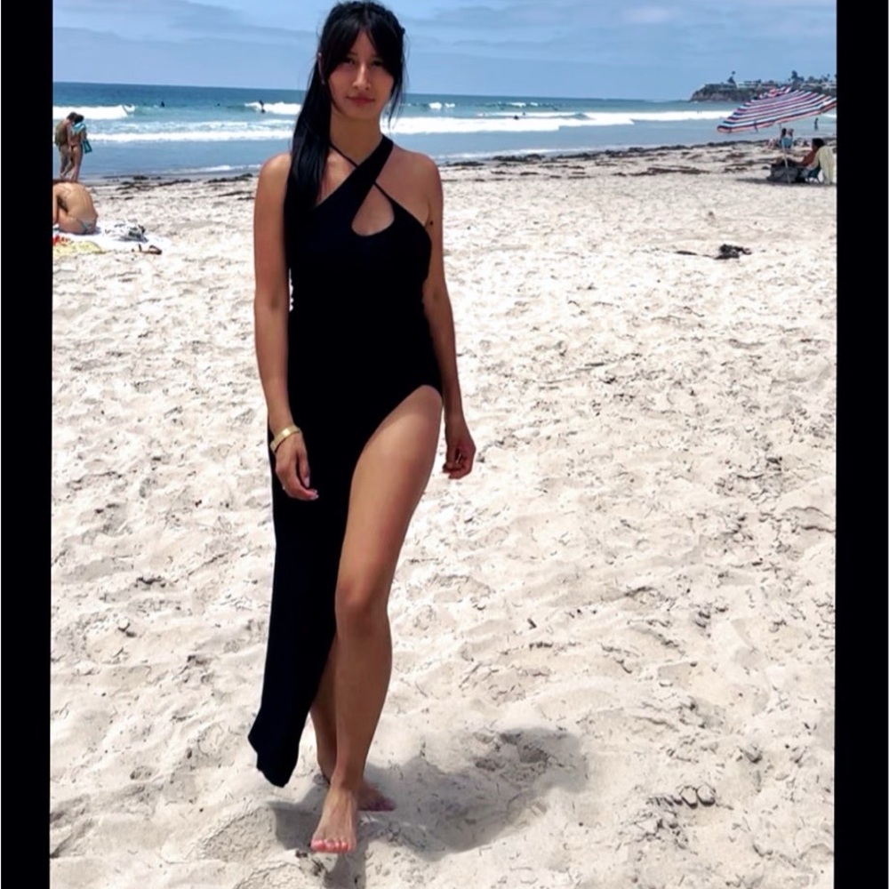 Elegant Black One-Shoulder Swimsuit